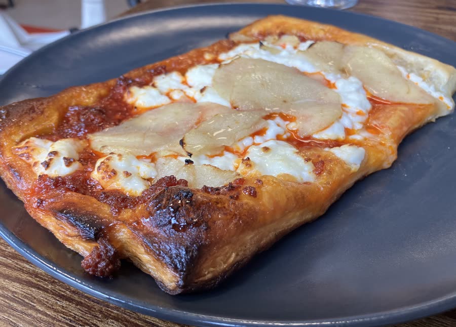 Hojaldre de sobrasada, pera y queso brie de La Vinoteca de Tomelloso